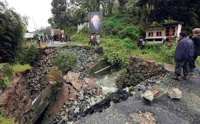Sạt lở đất gây hư hại những con đường ở vụ lở đất ở làng Chungthang, bang Sikkim.