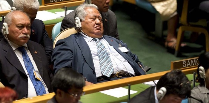 Thủ tướng của Samoa - Tuila’epa Sailele tranh thủ chợp mắt.
