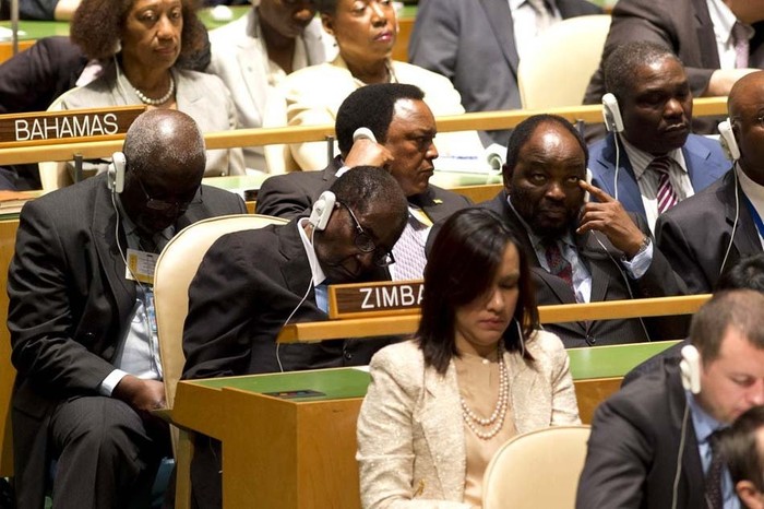 Đại biểu Zimbabwe lim dim trong phiên họp Đại hội đồng Liên Hợp Quốc.