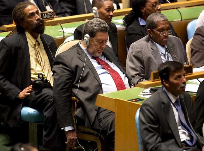 Một đại biểu vô tư ngủ giữa cuộc họp.