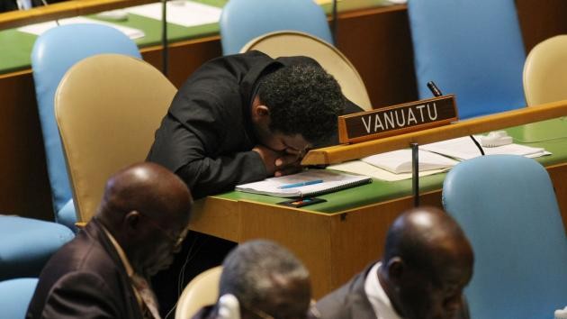Những sự cố như thế này không phải là lần đầu tiên xảy ra. Năm 2011, tại phiên họp lần thứ 66 của Đại hội đồng Liên Hợp Quốc, đại biểu từ Vanuatu cũng đã bị bắt gặp đang ngủ gục trên bàn.