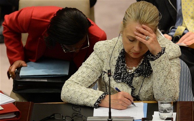 Bà Hillary Clinton có lẽ cảm thấy nhàm chán với các cuộc họp và cần phải làm điều gì đó.