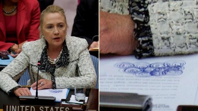 Phóng viên đã bắt gặp những hình ảnh bất thường nhưng thú vị trên tờ giấy bài phát biểu của bà Clinton.