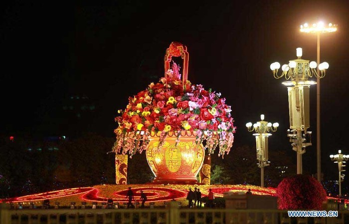 Bình hoa khổng lồ được tạo nên nhằm chào mừng các sự kiện trọng đại sắp diễn ra của Trung Quốc.