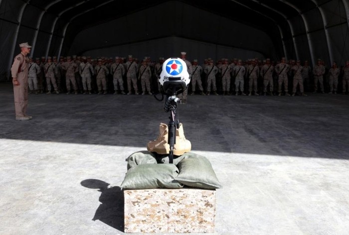 Binh lính tại căn cứ quân sự liên minh NATO ở tỉnh Helmand có mặt tại tang lễ tưởng niệm các phi công thiệt mạng trong vụ Taliban trà trộn vào căn cứ hồi tháng 9.