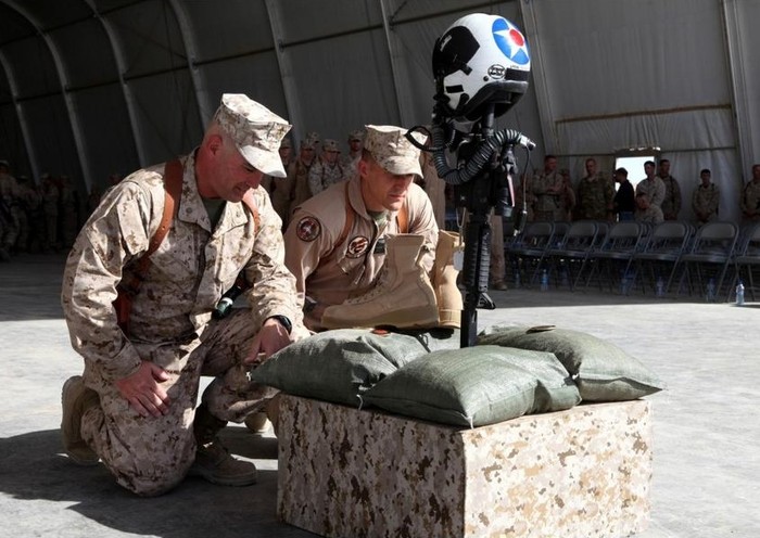 Hai binh sĩ Mỹ tưởng niệm đồng đội của mình đã hy sinh tại chiến trường Afghanistan