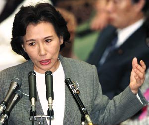 Makiko Tanaka, một cựu Ngoại trưởng khác thân Bắc Kinh trở thành Bộ trưởng Giáo dục.