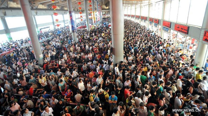 Hành khách chen chúc ở ga Nam Ninh. Các nhà chức trách ước tính tổng cộng khoảng 740 triệu chuyến đi sẽ được thực hiện trong dịp nghỉ lễ dài ngày này.