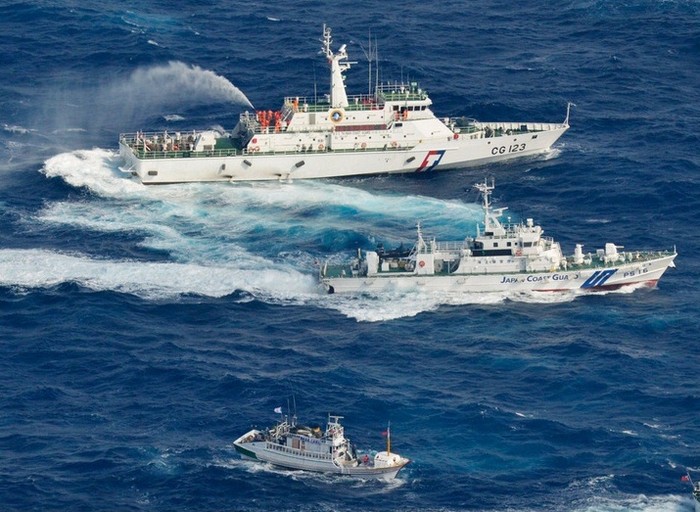 Tàu tuần tra Nhật Bản và Đài Loan "chạm mặt", phun vòi rồng đáp trả lẫn nhau vào ngày 25/9.