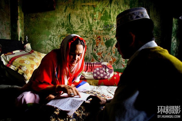 Chủ nhà thổ khi mua một cô gái vị thành niên mới đang đọc kinh Koran.