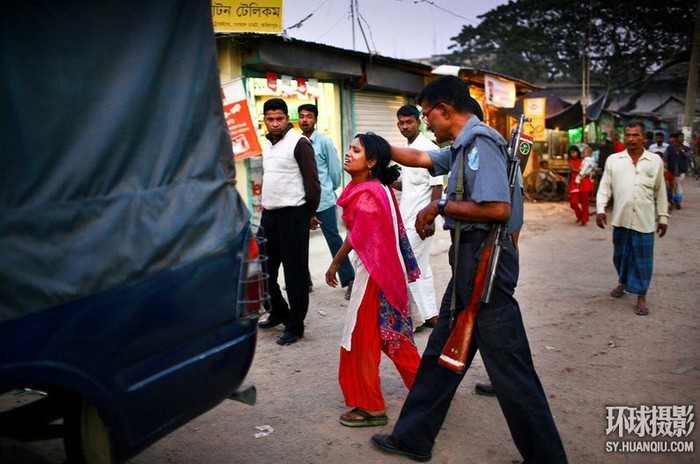 Một cô gái trẻ ở khu đèn đỏ bị cảnh sát Bangladesh bắt giữ.