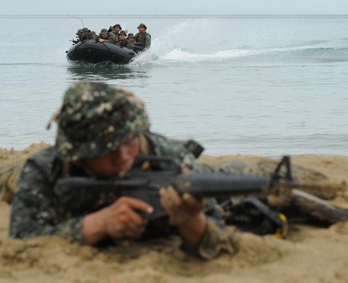 Binh sĩ Philippines trong một cuộc tập trận ở bờ biển Palawan.