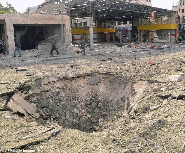 Một vụ đánh bom đã gây ra một hố lớn giữa đường phố.