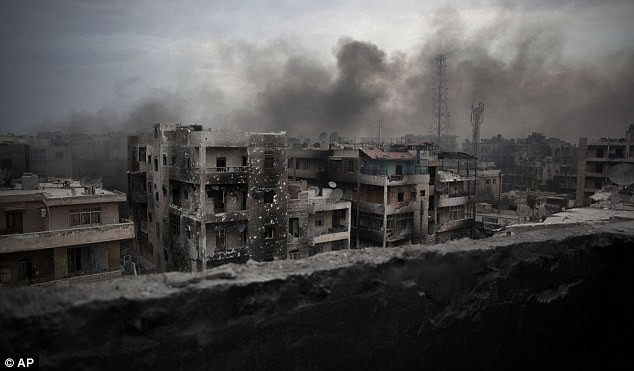 Khói đen bao trùm quận Saif Al Dawla của thành phố Aleppo.