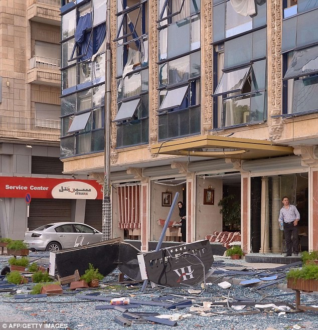 Một câu lạc bộ và khách sạn gần quảng trường thành phố đã bị phá hủy hoàn toàn.
