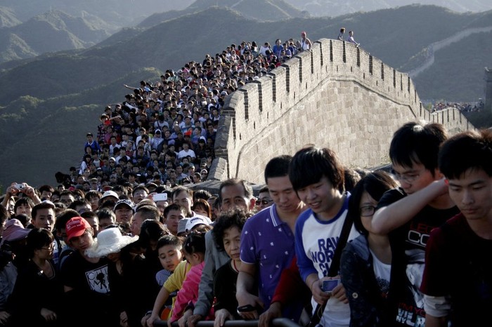 Bức tường thành được xây dựng từ thời Tần Thủy Hoàng trở thành điểm đến của hàng chục ngàn người dân trong dịp nghỉ lễ.