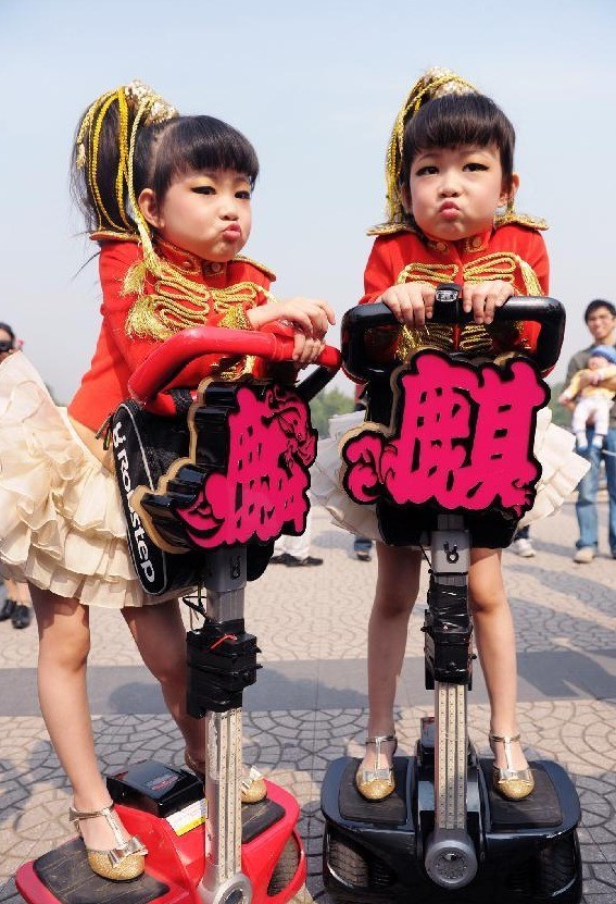 Một cặp chị em sinh đôi tại Lễ hội song sinh ở Bắc Kinh.