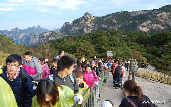 Hàng trăm lượt khách du lịch đã đến núi Hoàng Sơn trong dịp nghỉ lễ này.