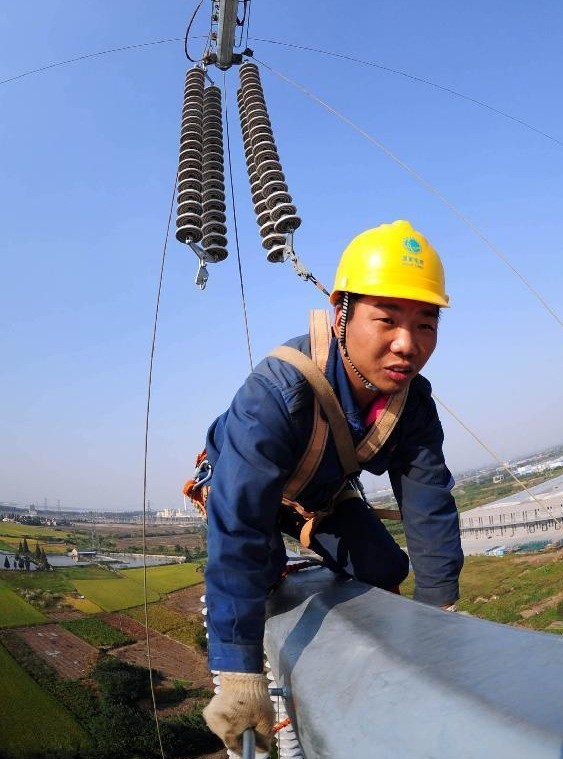 Không được nghỉ lễ như nhiều người khác, một người thợ điện vẫn phải làm việc tại Vu Hồ, tỉnh An Huy.