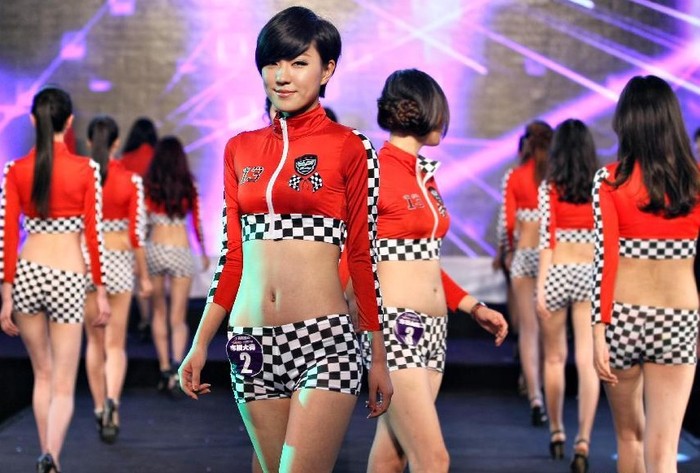 Những người mẫu trình diễn tại một hội chợ ô tô ở Nam Thông, tỉnh Giang Tô.