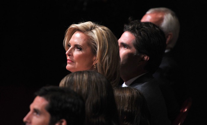 Ann Romney sát cánh bên chồng tại cuộc so tài.