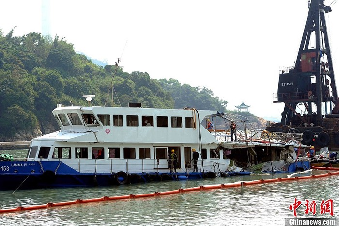 Một bên tàu du lịch Lamma IV bị hư hỏng nặng.