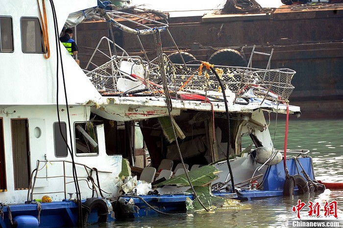 Vụ tai nạn đã khiến phần sau của tàu vỡ vụn. Nguyên nhân vụ việc vẫn đang điều tra và có thể sẽ phải mất 6 tháng để làm rõ những gì đã xảy ra.