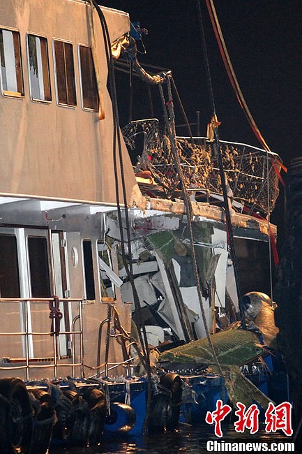 7 thành viên thủy thủ đoàn tàu Lamma IV đã bị tạm giữ để điều tra nguyên nhân vụ việc.