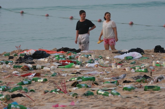 Bãi biển Tam Á, Hải Nam ngập rác