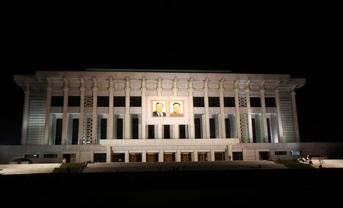 Tòa nhà Quốc hội Bắc Triều Tiên với tấm chân dung hai nhà lãnh đạo quá cố Kim Nhật Thành và Kim Jong-il.