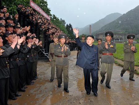 Kim Jong-un trong một chuyến thị sát quân đội.