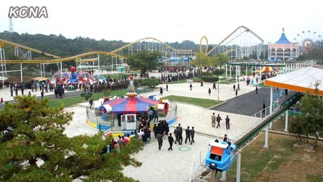 Người dân Bắc Triều Tiên thích thú với nhiều trò chơi ở công viên.