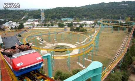 Người dân Bắc Triều Tiên thích thú với nhiều trò chơi ở công viên.