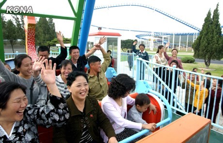 Nhiều gia đình đưa con em mình đến công viên giải trí.