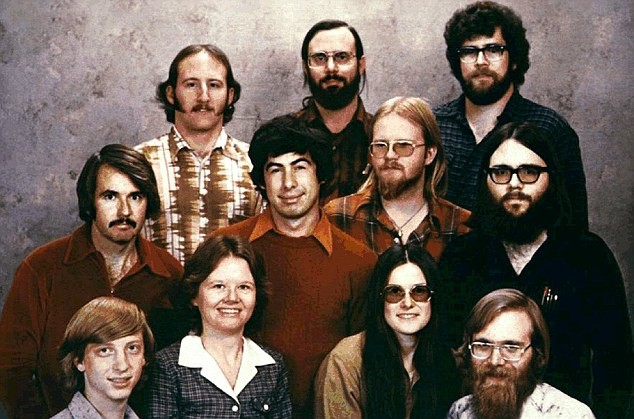 Một bức ảnh năm 1978 của 11 người đã bắt đầu Microsoft với Bill Gates ở bên trái của hàng ghế đầu và Paul Allen ở bên phải