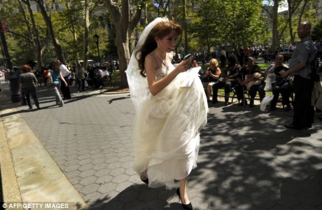 Một cô dâu chạy trốn động đất tại Manhattan