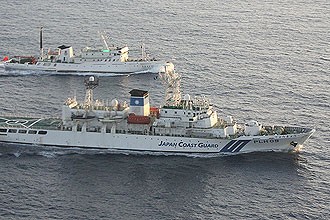 Một tàu kiểm ngư Trung Quốc (trước) chạy bên cạnh một tàu tuần tra của Lực lượng phòng vệ bờ biển Nhật Bản ở vùng biển gần đảo Senkaku/Điếu Ngư sáng nay.