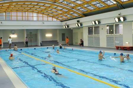 Bể bơi chuyên phục vụ các giờ học bơi của một số trường trung học tại Tokyo, Nhật Bản