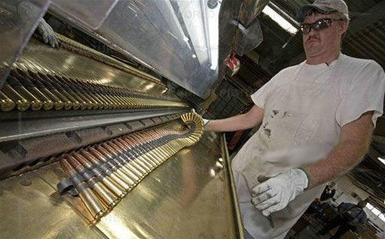Bên trong nhà máy sản xuất đạn của Mỹ