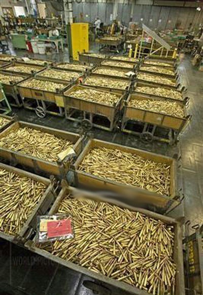 Tuy hệ thống sản xuất bây giờ đã hiện đại hơn rất nhiều, nhưng toàn bộ qui trình sản xuất viên đạn vẫn giống như thời xa xưa, khi mà những viên đạn đầu tiên được sản xuất tại Châu Âu.
