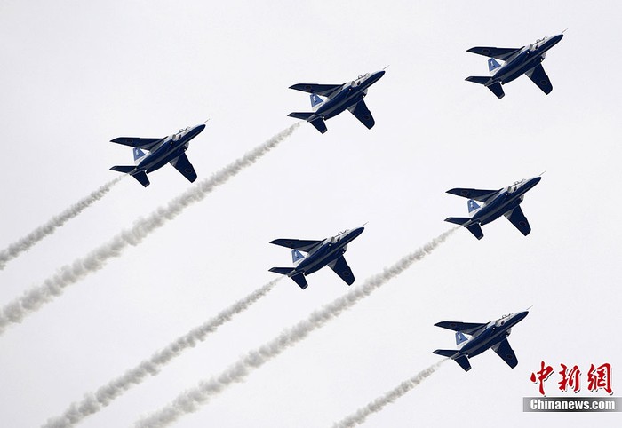 Đội "Sóng xanh" của Không quân Nhật Bản. Sóng xanh sử dụng các máy bay chiến đấu F-86f, trong đó hầu hết các thân máy bay đều được sơn màu trắng, sọc xanh.