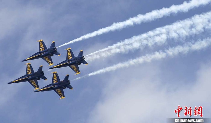 Đội "Blue Angels" của Hải quân Hoa Kỳ được thành lập tháng 5/1946 chủ yếu dùng F/A18 để biểu diễn.