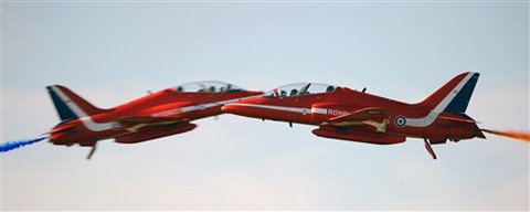 Đội nhào lộn “Mũi tên đỏ” của Không lực hoàng gia Anh biểu diễn.