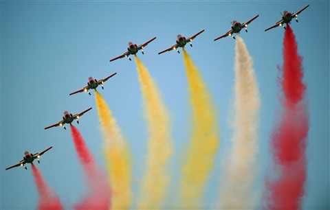 Màn biểu diễn của đội nhào lộn Patrulla Águila của Không lực Tây Ban Nha.