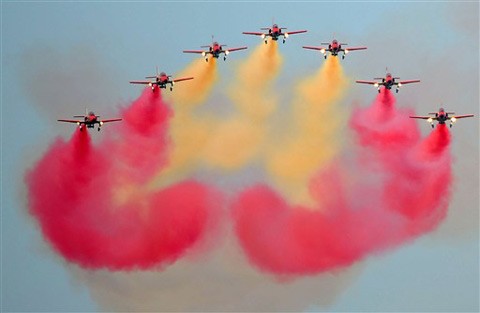 Màn biểu diễn của đội nhào lộn Patrulla Águila của Không lực Tây Ban Nha.