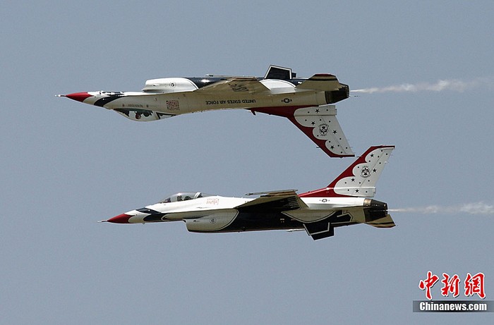 Đội bay nhào lộn "Thunderbird" của Mỹ được thành lập năm 1963 diễn ở Thổ Nhĩ Kỳ năm 2011. Phi đội này được tạo thành từ 15 chiếc F-16, 2 máy bay vận tải C141 và một chiếc KC10. Những bài biểu diễn của "Thunderbird" thường do các nhóm 2, 6, 8 hoặc 9 chiếc F-16 thể hiện.