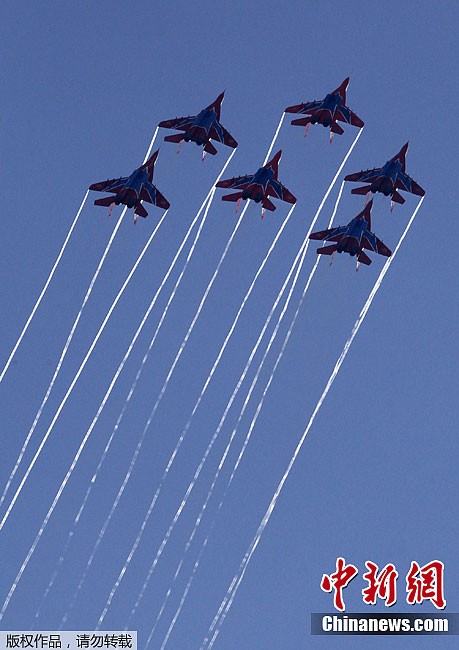 Đội nhào lộn trên không "Swifts" thành lập năm 1991 của Không quân Nga.