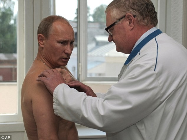 Bác sĩ kiểm tra phần vai trái bị chấn thương dai dẳng của Thủ tướng Putin
