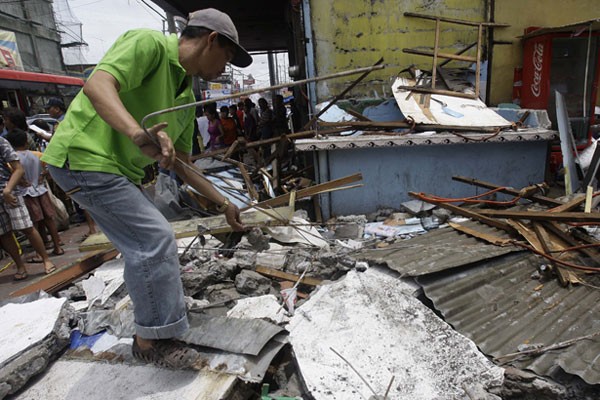 Siêu bão Manmadol gây lở đất ở Manila