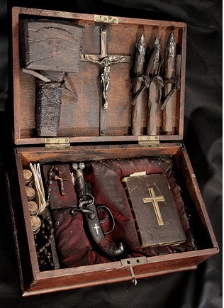 Dụng cụ săn ma cà rồng thế kỷ 19 được bán trên Ebay
